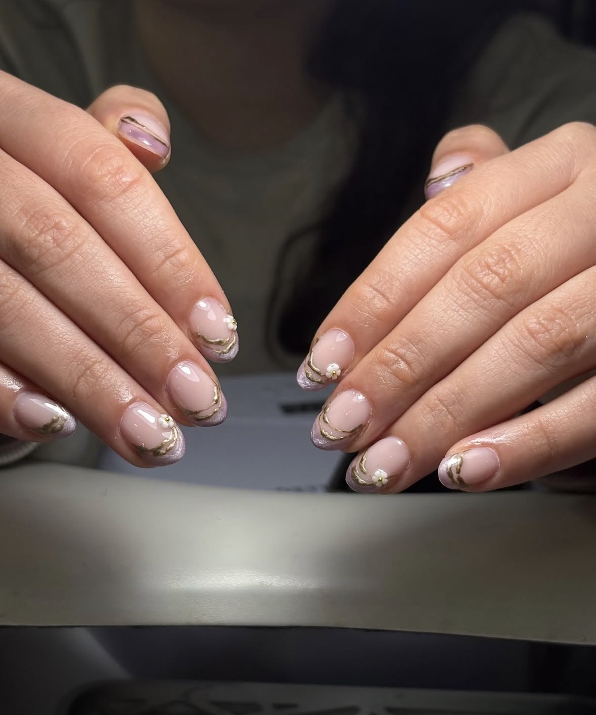 Diseño delicado de uñas realizado por Sakura Nails