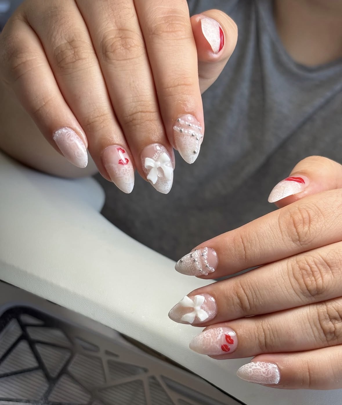 Diseño de uñas con relieve realizado por Sakura Nails